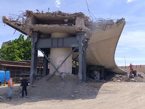 Abriss an der Westendbrücke.