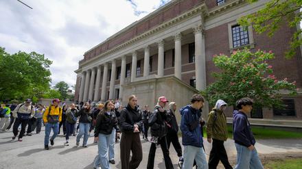 Studenten laufen über den Campus der Harvard University in Cambridge, Massachusetts.