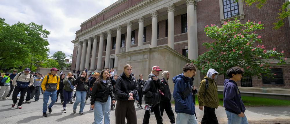 Kanadische Schüler bei einer Tour über den Campus der Harvard-Universität.
