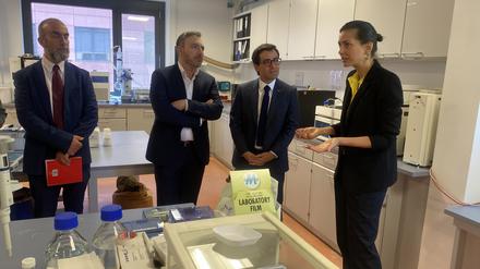 EU-Vizepräsident Stephane Séjourné besucht Berliner Chemie-Startup Dude Chem mit Gründerin Sonja Jost im Innovationspark Wuhlheide.