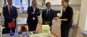 EU-Vizepräsident Stephane Séjourné besucht Berliner Chemie-Startup Dude Chem mit Gründerin Sonja Jost im Innovationspark Wuhlheide.