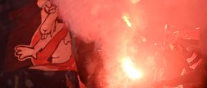 Für von Fans gezündete Pyrotechnik unter anderem im DFB-Pokalspiel gegen den 1. FC Köln muss Bayer Leverkusen zahlen.