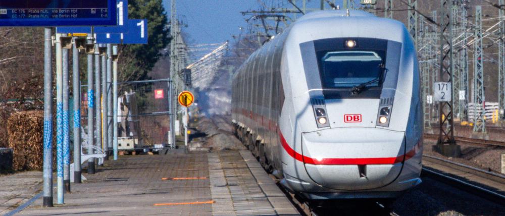 Ein ICE fährt ohne Halt durch einen Bahnhof (Symbolbild).