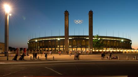Abendliche Ansicht des Olympiastadions in Berlin.
