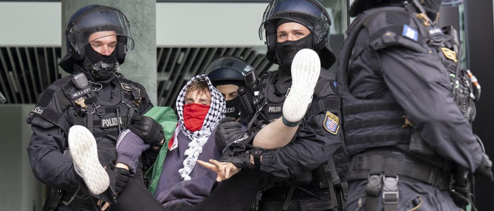 Polizisten tragen einen propalästinensischen Aktivisten aus dem Eingangsbereich des Gebäudes der „Frankfurter Allgemeinen Zeitung“.