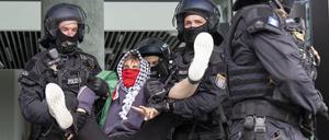 Polizisten tragen einen propalästinensischen Aktivisten aus dem Eingangsbereich des Gebäudes der „Frankfurter Allgemeinen Zeitung“.