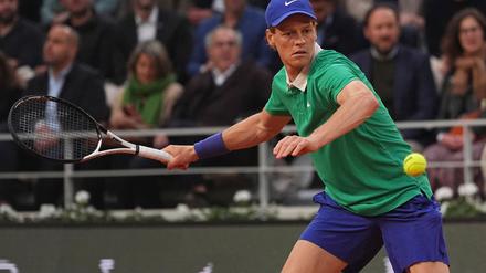 Jannik Sinner hat sein Auftaktspiel bei den French Open ohne große Mühe gewonnen.