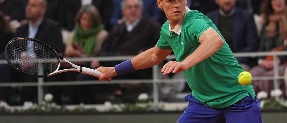Jannik Sinner hat sein Auftaktspiel bei den French Open ohne große Mühe gewonnen.