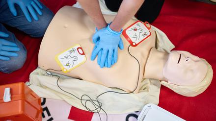 Kurse, um die Wiederbelebung von Menschen zu erlernen, sind in den meisten Bundesländern nicht verpflichtend. (Archivbild)