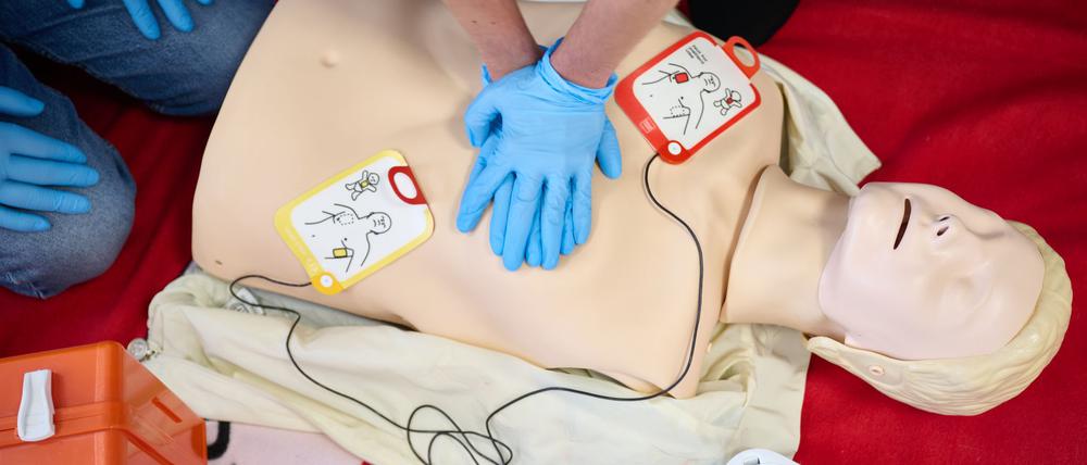 Kurse, um die Wiederbelebung von Menschen zu erlernen, sind in den meisten Bundesländern nicht verpflichtend. (Archivbild)