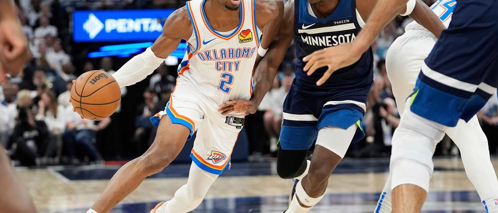 Shai Gilgeous-Alexander (l.) dominierte das Spiel mit 40 Punkten.