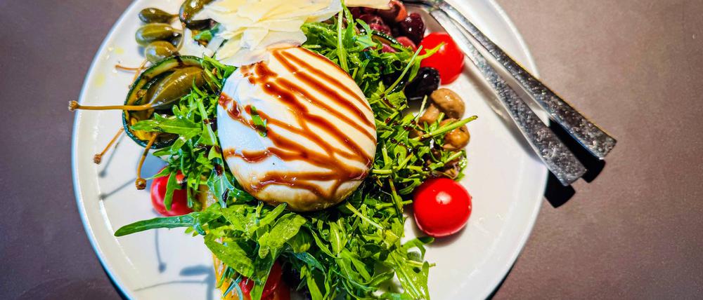 Reicht für zwei: Vorspeisenteller mit Grillgemüse, Oliven, Burrata und Parmesan.