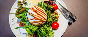 Reicht für zwei: Vorspeisenteller mit Grillgemüse, Oliven, Burrata und Parmesan.