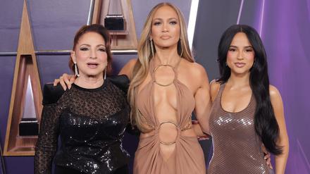 Jennifer Lopez (Mitte) moderierte die AMA-Verleihung in Las Vegas. 