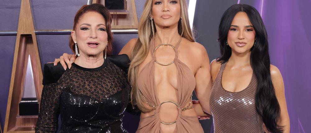 Jennifer Lopez (Mitte) moderierte die AMA-Verleihung in Las Vegas. 