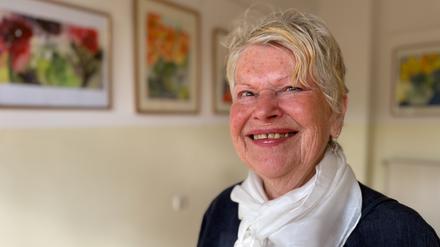 Sie ist eine Blumenfreundin: Gundi Karbe (82) malt seit fast 50 Jahren. Sie ist Autodidaktin, gelernt hat sie Verwaltungsfachfrau, später machte sie sich mit ihrem Mann selbständig. Jetzt stellt sie ihre Bilder in der Ausstellung "Tulpenliebe" am S-Bahnhof Rathaus Steglitz aus.