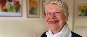 Sie ist eine Blumenfreundin: Gundi Karbe (82) malt seit fast 50 Jahren. Sie ist Autodidaktin, gelernt hat sie Verwaltungsfachfrau, später machte sie sich mit ihrem Mann selbständig. Jetzt stellt sie ihre Bilder in der Ausstellung "Tulpenliebe" am S-Bahnhof Rathaus Steglitz aus.