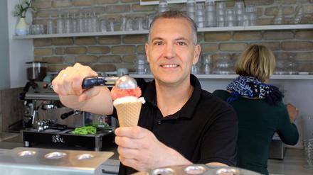 Jorin Verges vom Kleinen Eiswerk am Hultschiner Damm in Berlin-Mahlsdorf, Bezirk Marzahn-Hellersdorf.