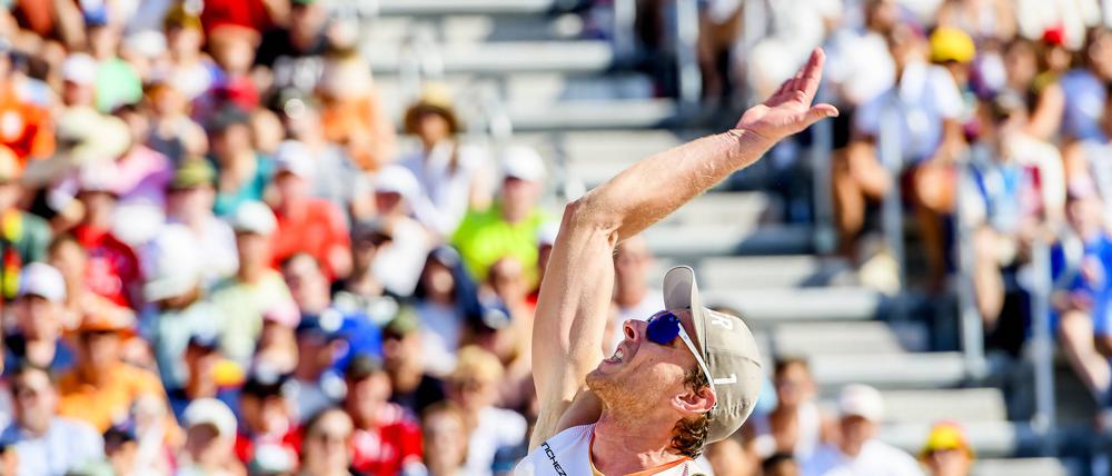 Nils Ehlers am Aufschlag bei den Olympischen Spielen.