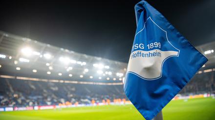 Eine Eckfahne mit dem Logo der TSG 1899 Hoffenheim