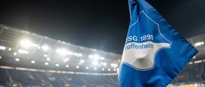 Eine Eckfahne mit dem Logo der TSG 1899 Hoffenheim