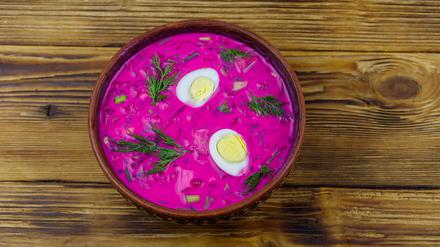Kalte Rote-Bete-Suppe mit Ei und Dill.