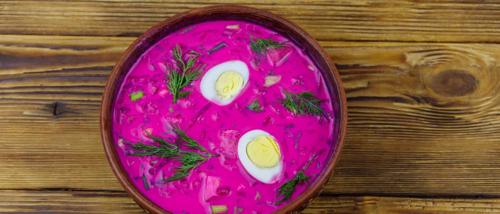 Kalte Rote-Bete-Suppe mit Ei und Dill.