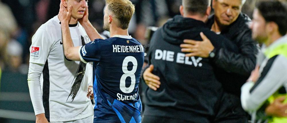 Erst Siegtorschütze, dann Tröster: Scienza muntert Asllani auf.