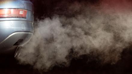 Für zu viel ausgestoßenes CO2 müssen die Autohersteller in der EU Strafe zahlen. Doch die Regeln werden gelockert. (Archivfoto)
