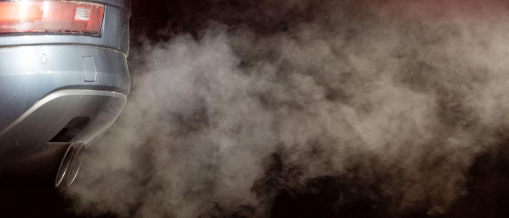 Für zu viel ausgestoßenes CO2 müssen die Autohersteller in der EU Strafe zahlen. Doch die Regeln werden gelockert. (Archivfoto)