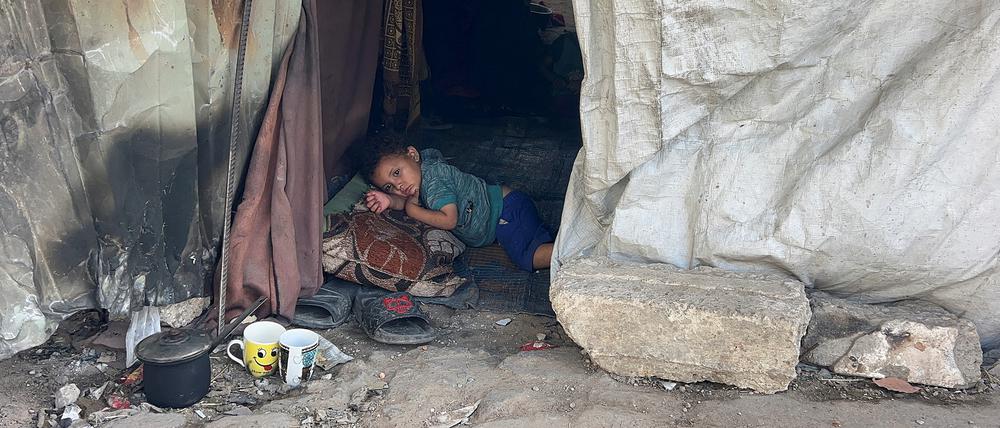 Ein palästinensisches Kind liegt in einem Zelt in Gaza-Stadt.