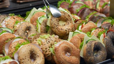 Belegte Brötchen in einer Bäckerei-Theke - manch einer, der schnell etwas essen möchte, greift hier zu. (Symbolbild)