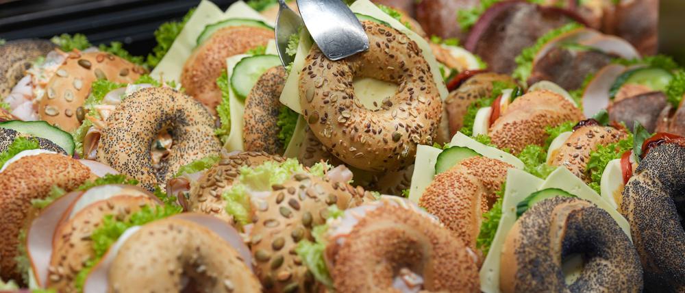 Belegte Brötchen in einer Bäckerei-Theke - manch einer, der schnell etwas essen möchte, greift hier zu. (Symbolbild)