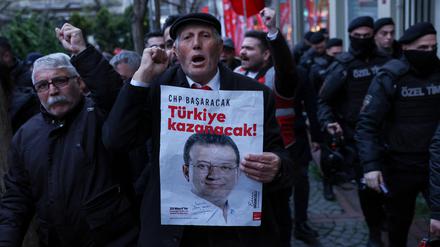 Polizeiaufgebot bei Protesten für den festgenommenen Ekrem İmamoğlu in Istanbul (Archivbild)
