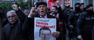 Polizeiaufgebot bei Protesten für den festgenommenen Ekrem İmamoğlu in Istanbul (Archivbild)