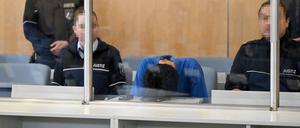 Der Beschuldigte im Solinger Terror-Prozess auf der Anklagebank im Hochsicherheitstrakt des Oberlandesgerichts Düsseldorf.
