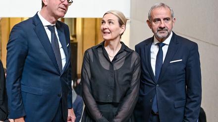 Kulturstaatsminister Wolfram Weimer (l-r), Marion Ackermann und Hermann Parzinger kommen zur Verabschiedung von Parzinger als Präsident der Stiftung Preußischer Kulturbesitz und Amtseinführung seiner Nachfolgerin in das Neue Museum.