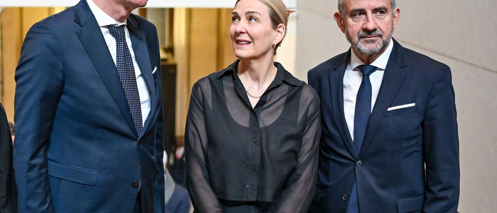 Kulturstaatsminister Wolfram Weimer (l-r), Marion Ackermann und Hermann Parzinger kommen zur Verabschiedung von Parzinger als Präsident der Stiftung Preußischer Kulturbesitz und Amtseinführung seiner Nachfolgerin in das Neue Museum.