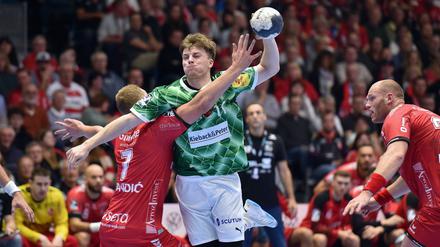 Nils Lichtlein (grünes Trikot) trifft am Donnerstag um 20 Uhr mit den Füchsen in der Max-Schmeling-Halle auf David Mandic und die MT Melsungen.  