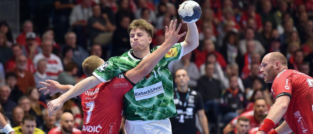 Nils Lichtlein (grünes Trikot) trifft am Donnerstag um 20 Uhr mit den Füchsen in der Max-Schmeling-Halle auf David Mandic und die MT Melsungen.