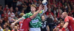 Nils Lichtlein (grünes Trikot) trifft am Donnerstag um 20 Uhr mit den Füchsen in der Max-Schmeling-Halle auf David Mandic und die MT Melsungen.  