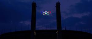 Bunt leuchten am 16.03.2015 in Berlin die Olympischen Ringe am Olympiastadion. Hamburg soll deutsche Bewerberstadt für die Olympischen Spiele 2024 werden. So lautet die Empfehlung des Präsidiums des Deutschen Olympischen Sportbundes für die Mitgliederversammlung am 21.03.2015 in der Paulskirche. Foto: Paul Zinken/dpa +++(c) dpa - Bildfunk+++