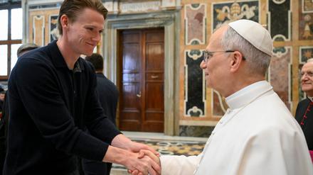 Papst Leo XIV. empfängt den neuen italienischen Meister SSC Neapel, hier den schottischen Mittelfeldspieler Scott McTominay.
