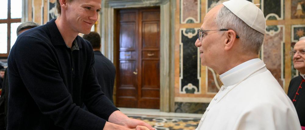 Papst Leo XIV. empfängt den neuen italienischen Meister SSC Neapel, hier den schottischen Mittelfeldspieler Scott McTominay.