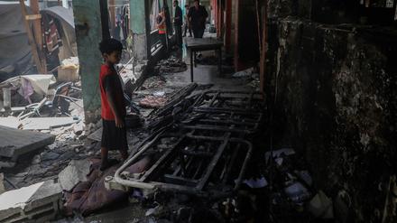 Palästinenser durchsuchen die Trümmer vor der Fahmi Al-Jarjawi-Schule nach einem israelischen Luftangriff in Gaza-Stadt.
