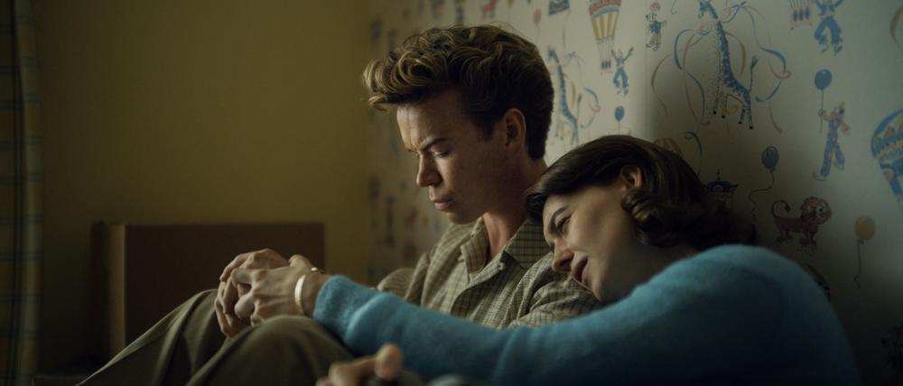 Muriel (Daisy Edgar-Jones) lebt in einer erdrückenden Ehe mit Lee (Will Poulter) in dem queeren Drama „On Swift Horses“.