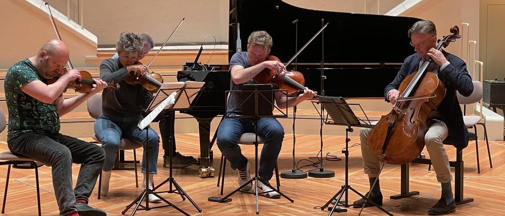 Boris Brovtsyn, Svetlana Makarova an den Geigen, Gareth Lubbes an der Bratsche und Jens Peter Maintz am Cello bei der Probe.