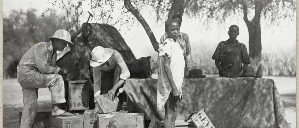 Michel Leiris und sein Kollege André Schaffner beim Zwischenhalt in Niamey, der Hauptstadt von Niger Ende 1931. 