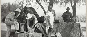 Michel Leiris und sein Kollege André Schaffner beim Zwischenhalt in Niamey, der Hauptstadt von Niger Ende 1931. 