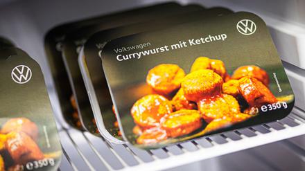 Die VW-Currywurst steht künftig auch als Fertiggericht im Supermarktregal. 